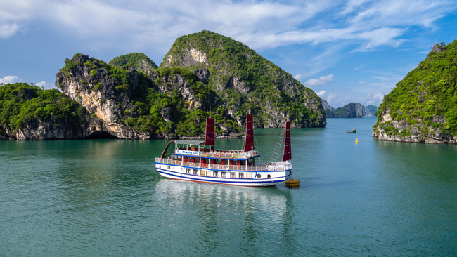 Amazing Halong Bay Luxury Sailing  Photo